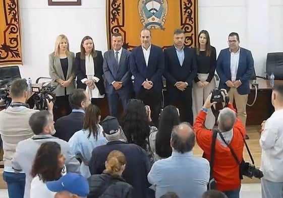 Imagen de los ediles de PSOE y Cs tras apoyar la moción de censura.