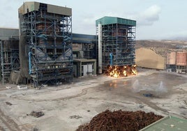 Tecnología innovadora en el desmantelamiento de la Térmica con la voladura de una de sus calderas