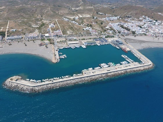 Carboneras y Junta suman esfuerzos para mejorar su puerto pesquero