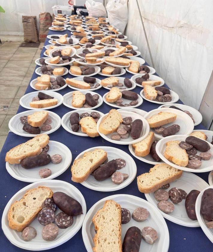 Imagen secundaria 2 - Pulpí celebra la tradicional Fiesta de la Matanza, con morcillas y embutidos artesanales  