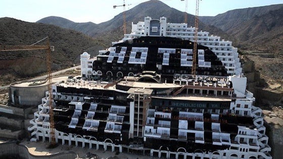 La Junta insta al Gobierno a la demolición «inmediata y definitiva» del hotel El Algarrobico en Carboneras