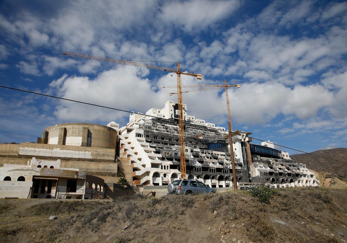 Hotel de 21 plantas y 411 habitaciones construido en la playa de El Algarrobico de Almería.