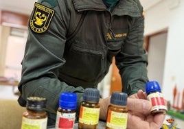 Un agente de Guardia Civil muestra el compuesto retirado.