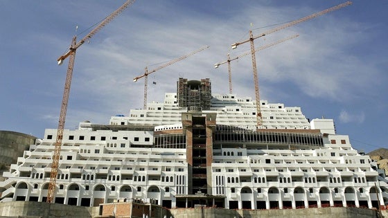 La Junta convoca el 4 de marzo la comisión mixta con el Gobierno sobre El Algarrobico