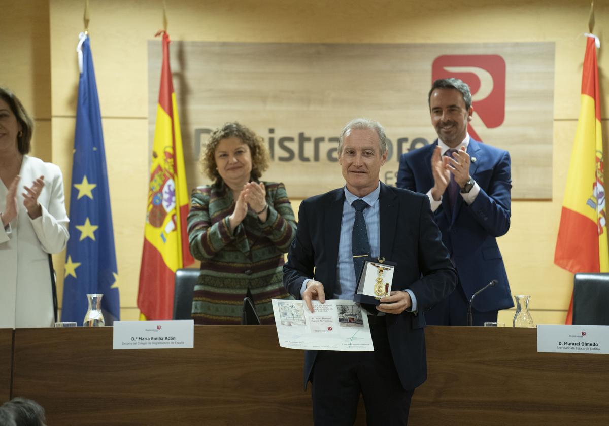 Juan Manuel García recibe la medalla de honor del Colegio de Registradores de España