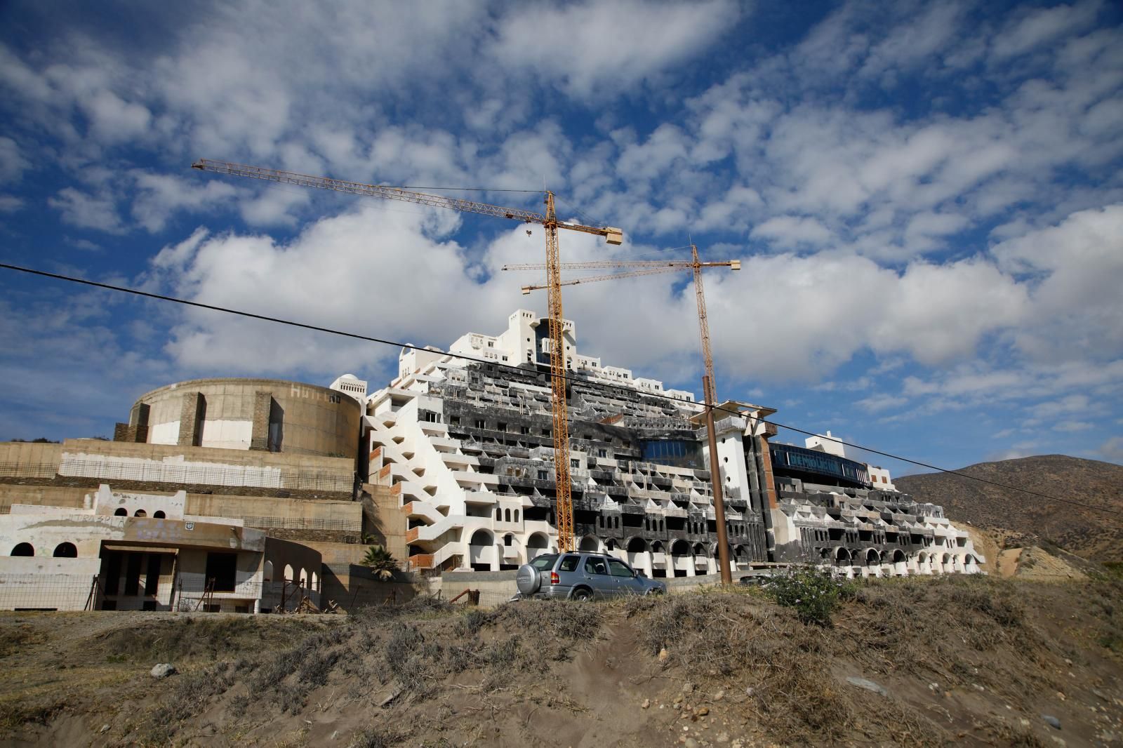 El hotel Azata construido en la playa del Algarrobico tiene diez plantas y 411 habitaciones.