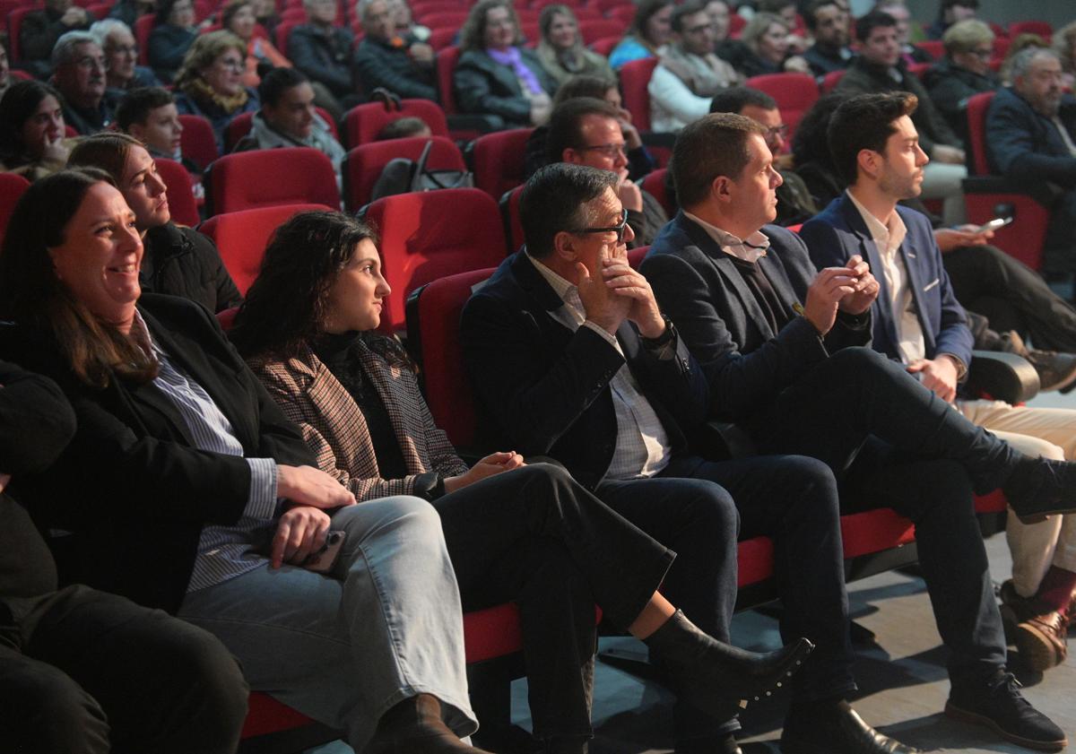 Imagen principal - «Caminando junto a Nuestro Padre Jesús Nazareno» del sevillano Daniel Jiménez, anunciará la Semana Santa