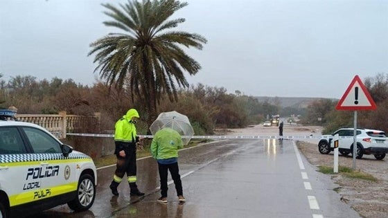 Auxilian con un tractor a un hombre atrapado con su vehículo en la rambla de Palmeras de Pulpí