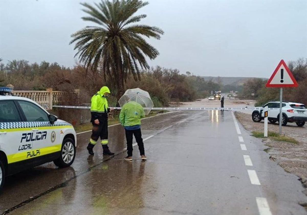 Auxilian con un tractor a un hombre atrapado con su vehículo en la rambla de Palmeras de Pulpí