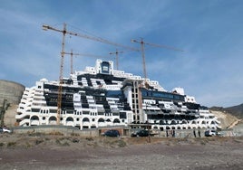 El alcalde de Carboneras encarga un informe con los pasos para revisar la licencia del Algarrobico