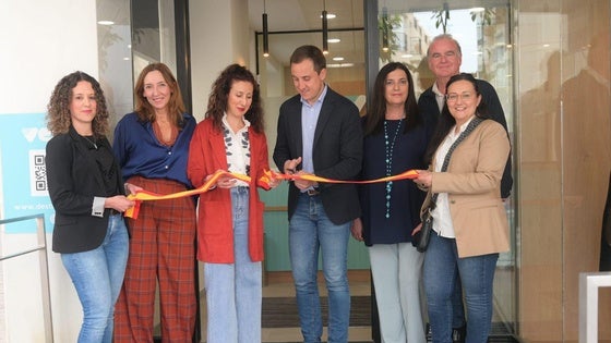 Vera inaugura dos nuevas oficinas de Turismo