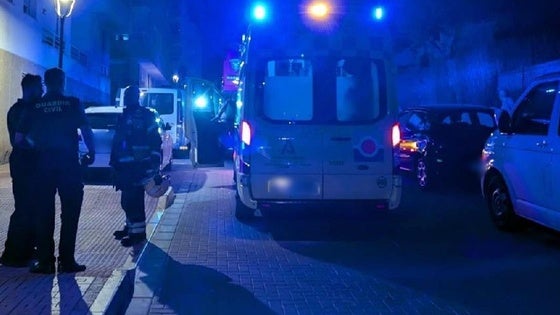 Rescatan a un hombre atrapado en el fuego de su casa originado en un albornoz
