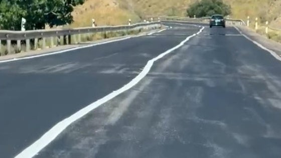 Polémica por las líneas recién pintadas en una carretera de Almería: «Es muy complicado hacerlo tan mal»