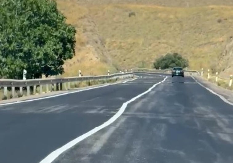 La carretera de la polémica con las líneas haciendo curvas.
