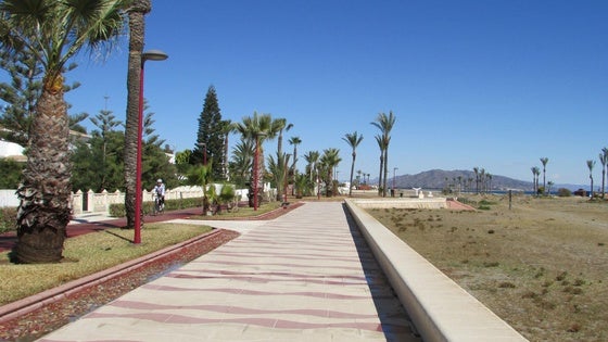 Alfonso García inicia los trámites para la ampliación del paseo marítimo de Vera