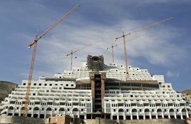 Andalucía afea a Montero que el Algarrobico «sigue en pie» tras «cumplirse su plazo de cinco meses» para derribarlo