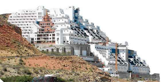 Carboneras acuerda sin el PSOE revisar la licencia del Algarrobico en un pleno con media corporación ausente