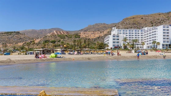 Muere un bañista en una playa de Mojácar