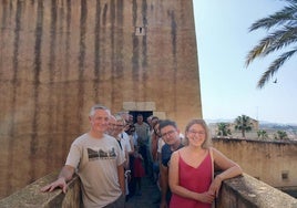Turistas en la Torre del Homenaje del municipio cuevano.