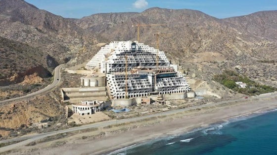 Carboneras aprueba la modificación del PGOU para declarar no urbanizables los terrenos de El Algarrobico