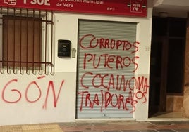 «Corruptos, puteros, cocainómanos»: vandalizan la sede del PSOE de Vera