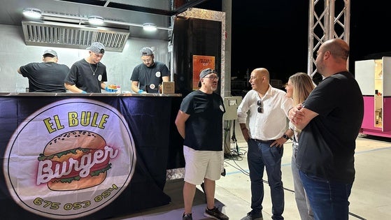 El Huércal Burger Sound abre sus puertas con gran éxito y asistencia de público