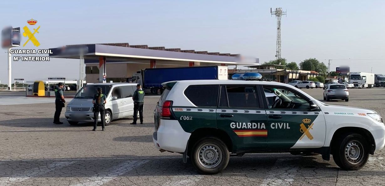 Agentes de Guardia Civil en la estación de servicio.