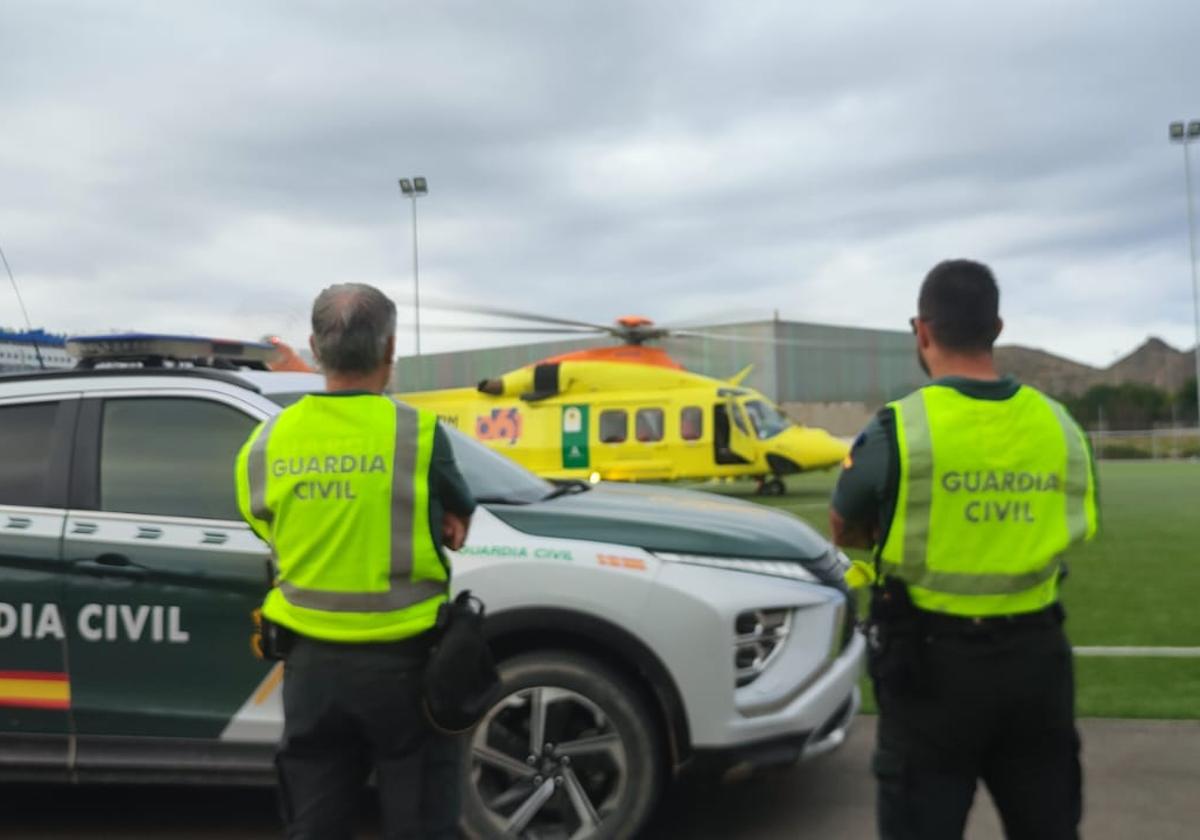 Agentes de la Guardia Civil custodian la zona para evacuar al varón.