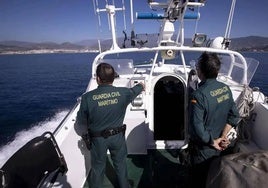 La Guardia Civil detiene a tres patrones de patera en la Cala de Cristal