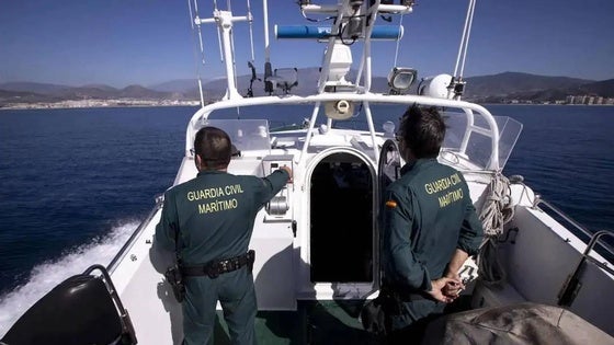 La Guardia Civil detiene a tres patrones de patera en la Cala de Cristal