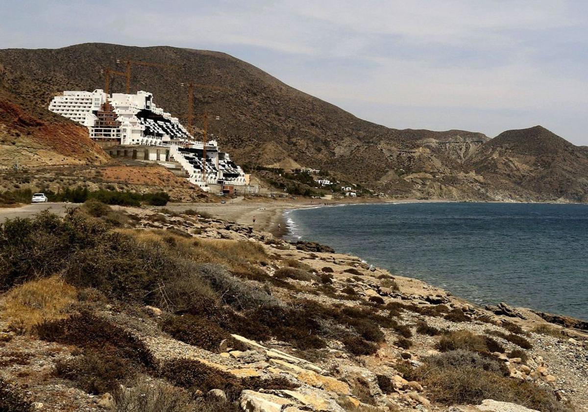 Carboneras alude a su falta de personal para avanzar en la revisión de la licencia de El Algarrobico