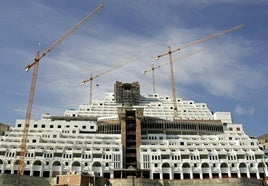 Ecologistas acusa a Carboneras de dilatar la revisión de licencia del Algarrobico para «evitar su demolición»