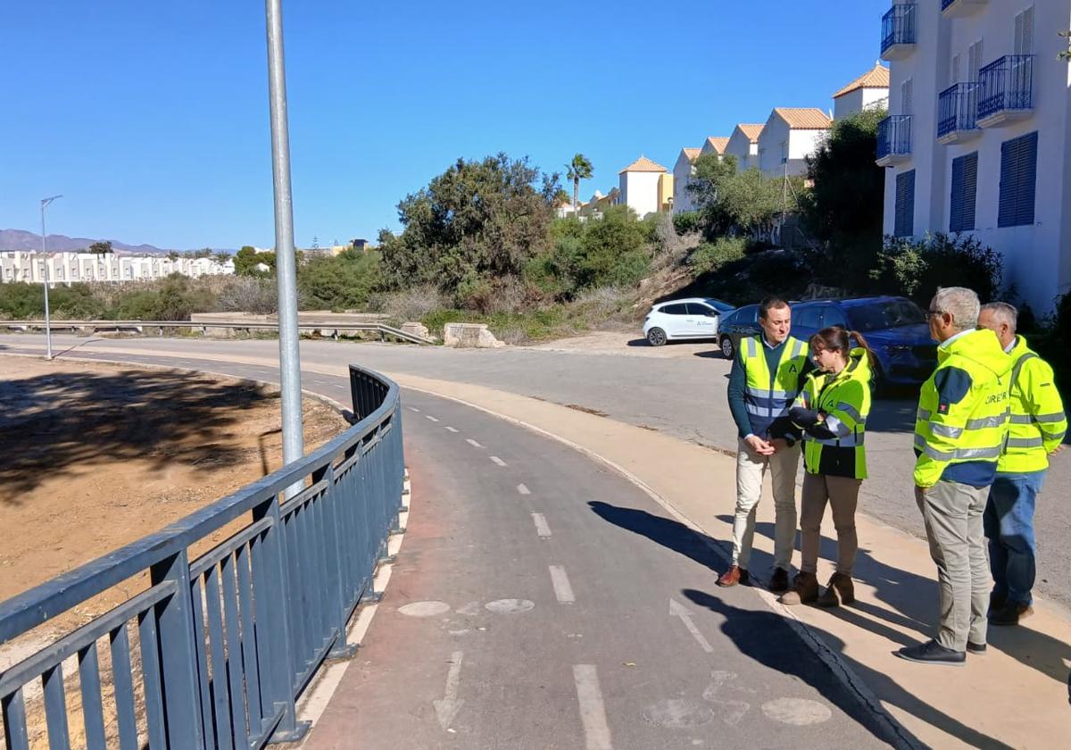 Impulsan la mejora y acondicionamiento del talud y la protección de la vía ciclista de Vera