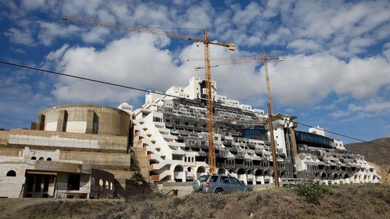 El TSJA ordena a Carboneras «culminar» la revisión de licencia del Algarrobico ante sus «meras excusas»