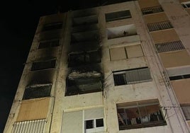 La fachada del edificio afectada por las llamas.