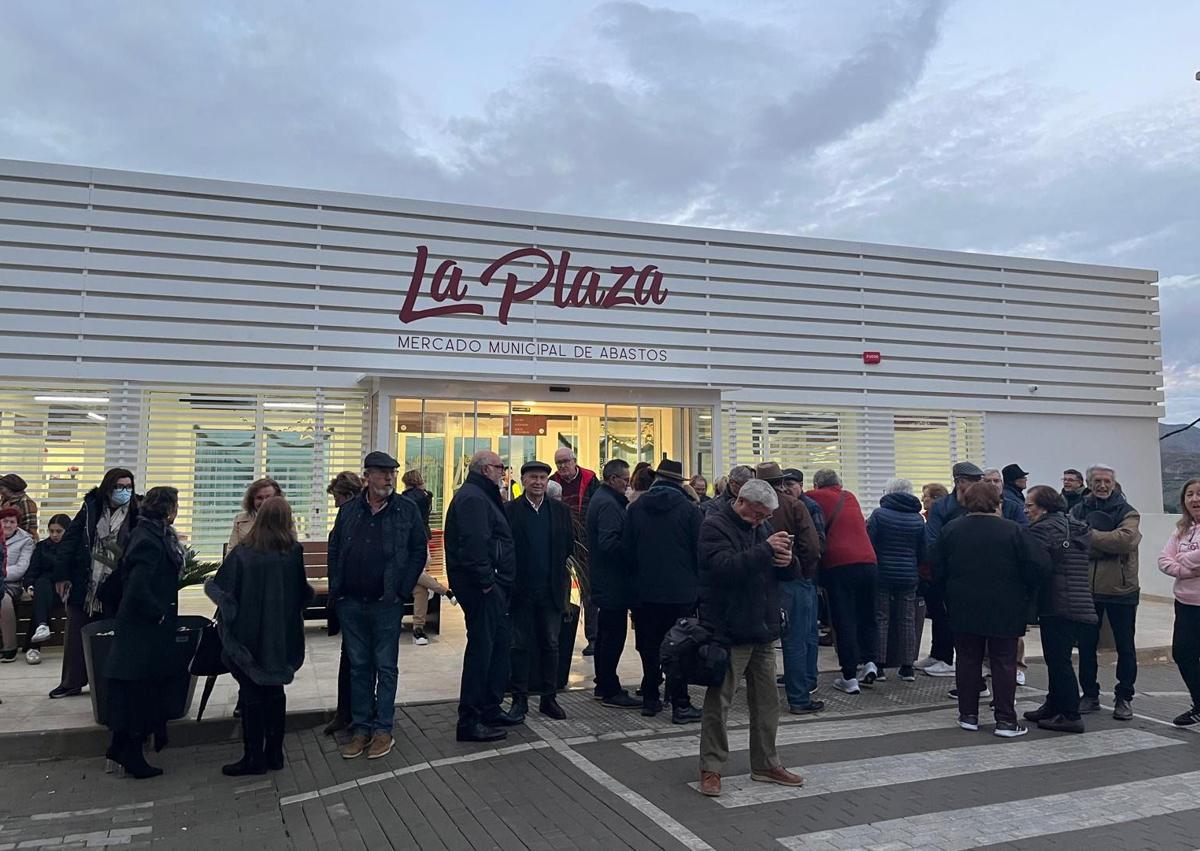 Imagen secundaria 1 - Cuevas del Almanzora reinaugura su nueva plaza de abastos