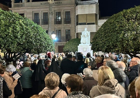 Celebración del nacimiento del Cura Valera, el año pasado, ante su estatua frente a la iglesia de la Asunción de Huércal Overa.