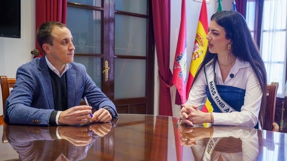 Vera recibe a la representante de Almería en el certamen de belleza Miss RNB España 2026