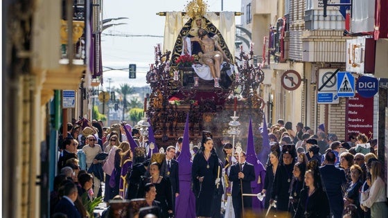 Solemnidad y respeto en la cita más esperada de la Semana Santa de Vera