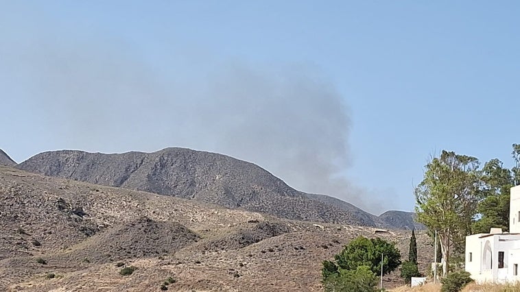 El Infoca moviliza diez medios aéreos en el incendio forestal declarado en Mojácar