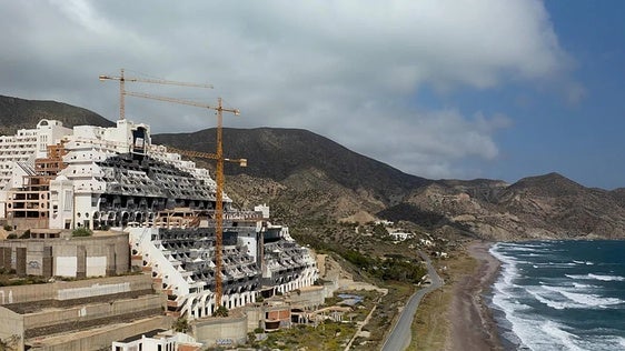 Por Andalucía reclama en Almería el derribo «inmediato» del Algarrobico: «Hay que cerrar ya esta vergüenza»