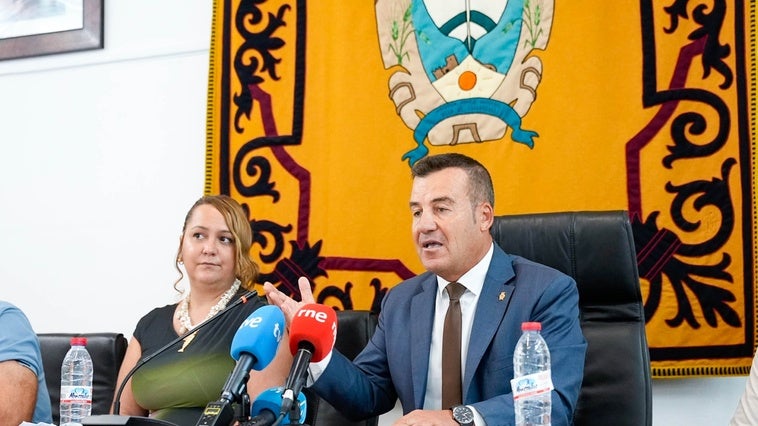 Salvador Hernández se queda solo en Carboneras tras la ruptura del gobierno y apela a la responsabilidad de la corporación