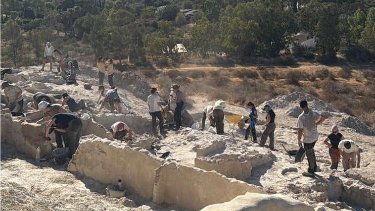 Mojácar la Vieja saca a la luz nuevas calles y casas, piezas cerámicas y restos textiles del siglo XIII