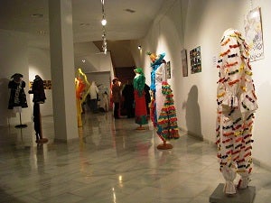 Trajes a partir de un paraguas en la exposición de Mojácar
