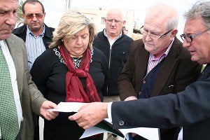 La consejera entrega una ayuda de 5 millones de euros a los regantes