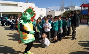 Los dinosaurios visitan el colegio Valdeserra para enseñar cómo era su vida a los alumnos