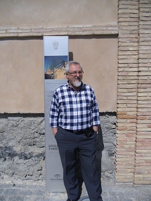 Un ‘Enamorado de los colores’ muestra una pintura llena de vida en el Convento de la Victoria de Vera