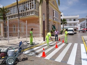 El Ayuntamiento de Carboneras mejora la señalización horizontal