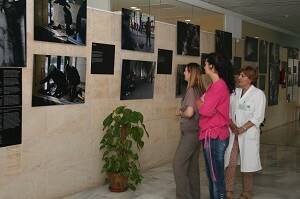 El Hospital La Inmaculada acoge la exposición de Médicos del Mundo ‘Ciudad de Tod@s ¿Hogar de al-gun@s?’