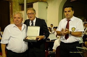 Emotivo homenaje al músico Pedro Arana en el concierto de la Agrupación Musical de Cuevas